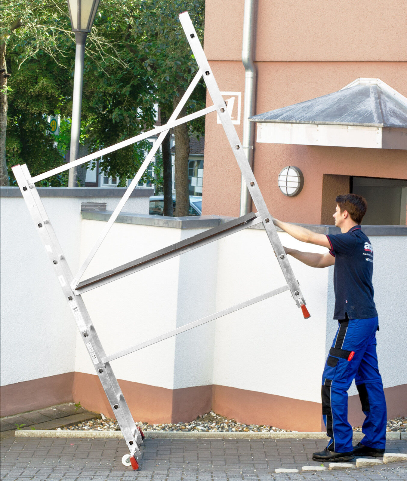 Artikelbild - Teilaufgebautes Gerüst wird ohne Probleme verschoben