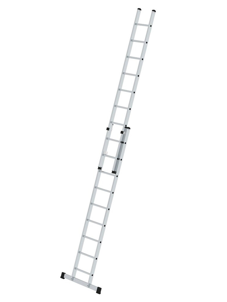 Vollständig ausgezogene, 2-teilige MUNK Schiebeleiter mit 2x9 Sprossen und Traverse, freigestellt auf weißem Hintergrund