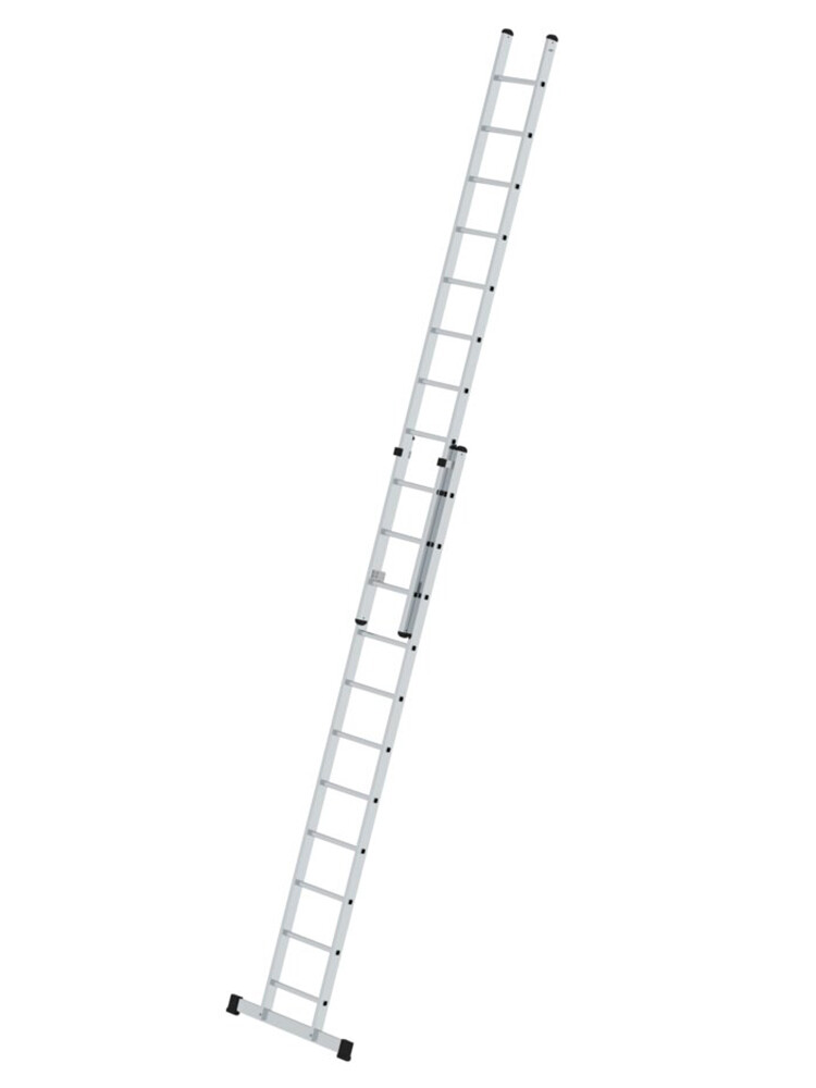 Vollständig ausgezogene, 2-teilige MUNK Schiebeleiter mit 2x11 Sprossen und Traverse, freigestellt auf weißem Hintergrund