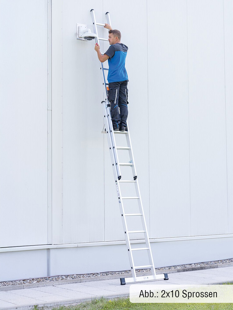Handwerker auf MUNK GÜNZBURGER Schiebeleiter mit Traverse vor Lagerhalle repariert Bewegungsmelder