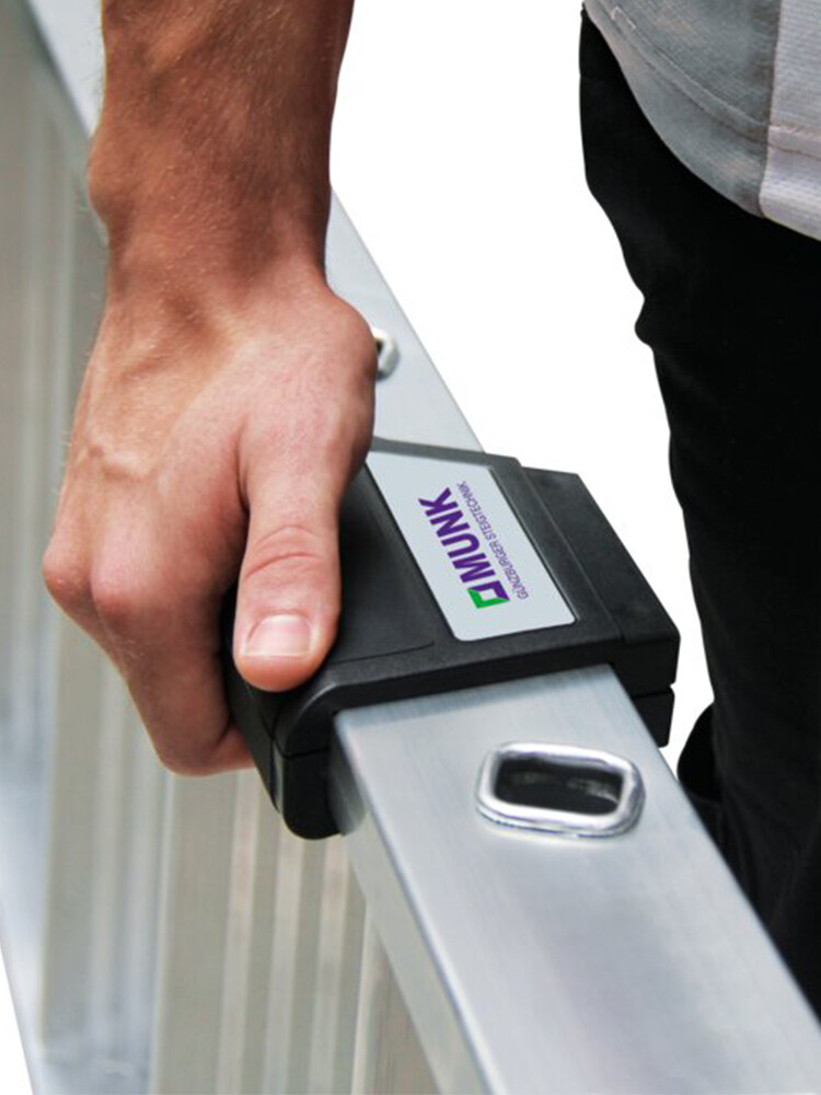 Hand umgreift Leiterholm mit MUNK Griffzone ergo-pad
