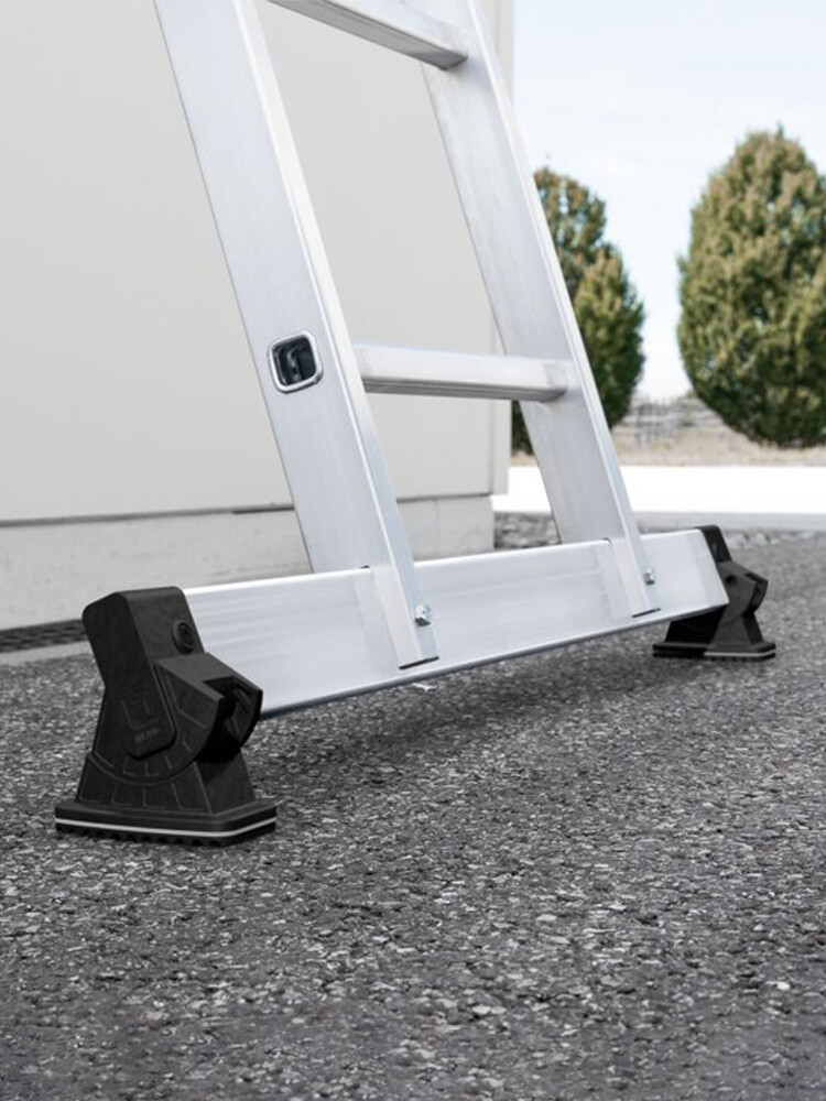 Nahaufnahme einer MUNK nivello-Traverse, Leiter steht auf Asphalt-Boden