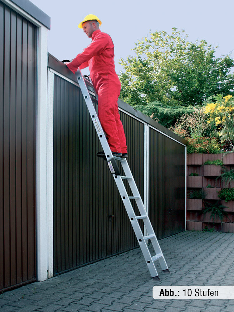 Mann im roten Overall steht auf MUNK Anlegeleiter mit 10 Stufen