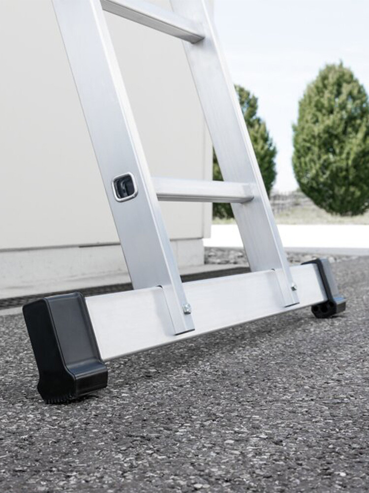 Nahaufnahme einer MUNK Standard-Traverse, Leiter steht auf Asphalt-Boden