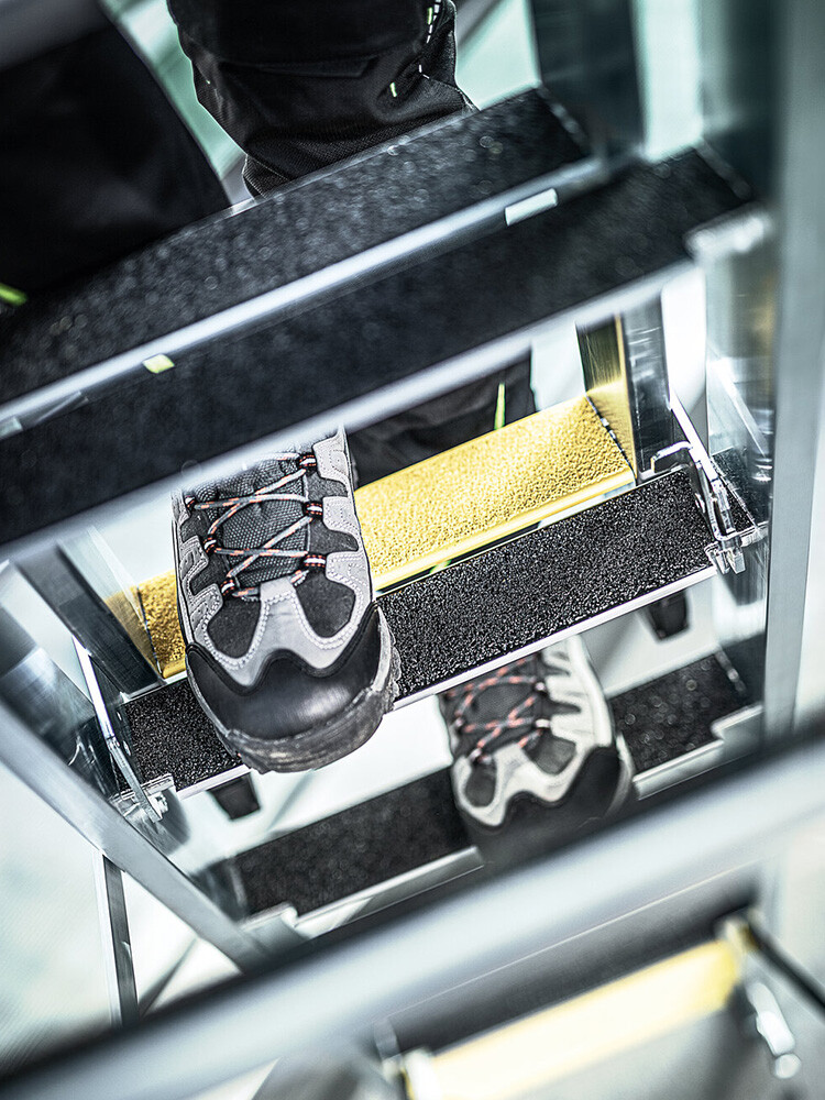 MUNK Günzburger 3-teilige Stufen-Mehrzweckleiter / 3x6 Stufen mit nivello-Traverse und clip-step R13 / gemäß TRBS 2121-2