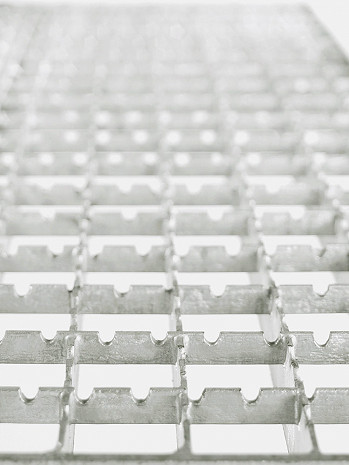 MUNK Günzburger Stufenausführung: Aluminium Gitterrost eloxiert - Stufenbreite 0,80 m / Aufpreis pro Stufe