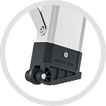 Nahaufnahme des Unterteils der Hailo Master M100 Leiter mit integrierten Rollen