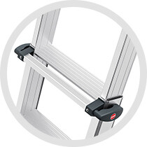 Detaillierte Aufnahme von breiten, rutschsicheren Stufen im Arbeitsbereich