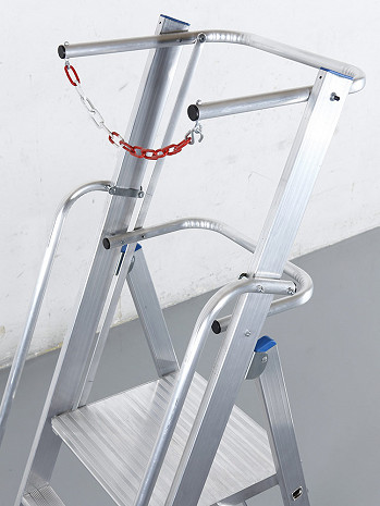 KRAUSE STABILO Plattformleiter mit Handläufen und Sicherheitsbügel + Rollen / 4 Stufen / gemäß TRBS 2121-2
