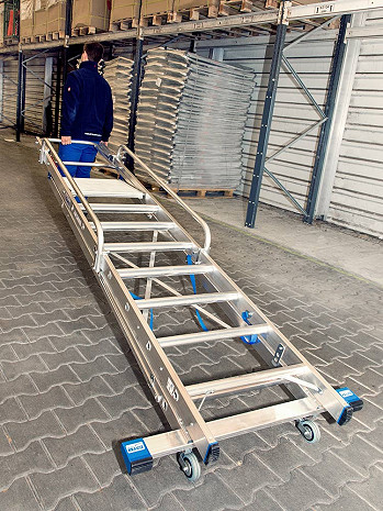 KRAUSE STABILO Plattformleiter mit Handläufen und Sicherheitsbügel + Rollen / 4 Stufen / gemäß TRBS 2121-2